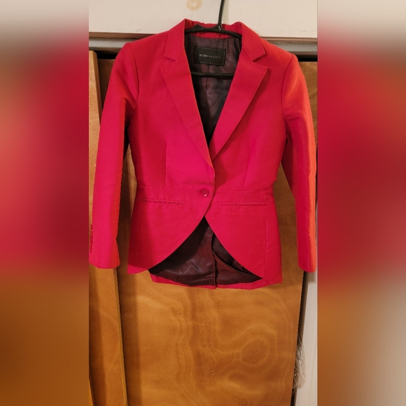 Super Cute & Fashionable BCBG Hi Low Red Blazer - Picture 2 of 3
